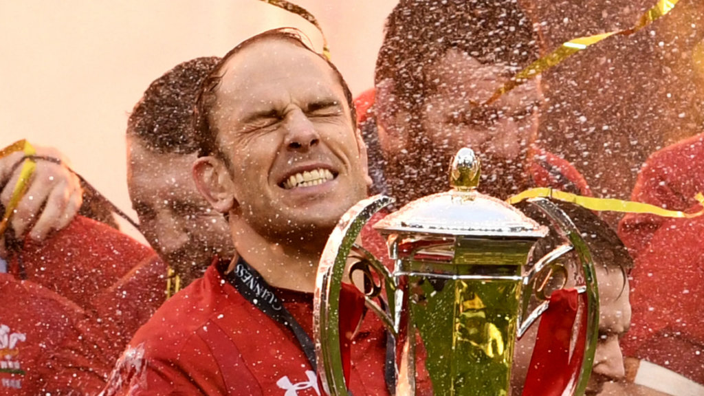 Wales captain Jones secures new deal