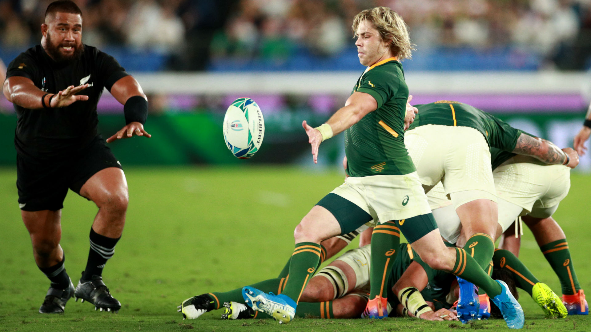 Faf De Klerk The South Africa Springboks Scrumhalf Kicks The Ball