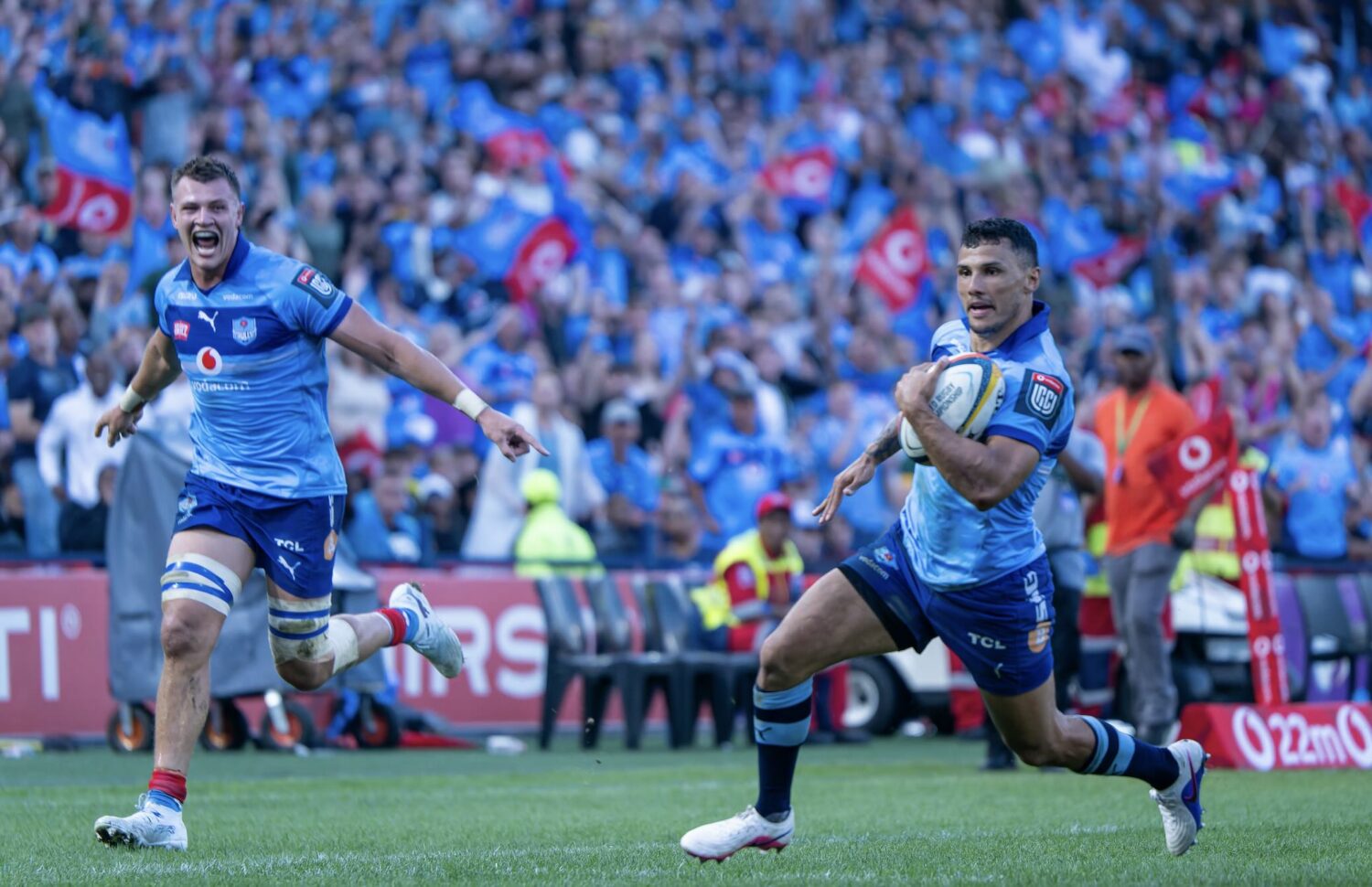 Embrose Papier stars for Bulls against Cardiff in URC Photo: Anton Geyser Gallo Images