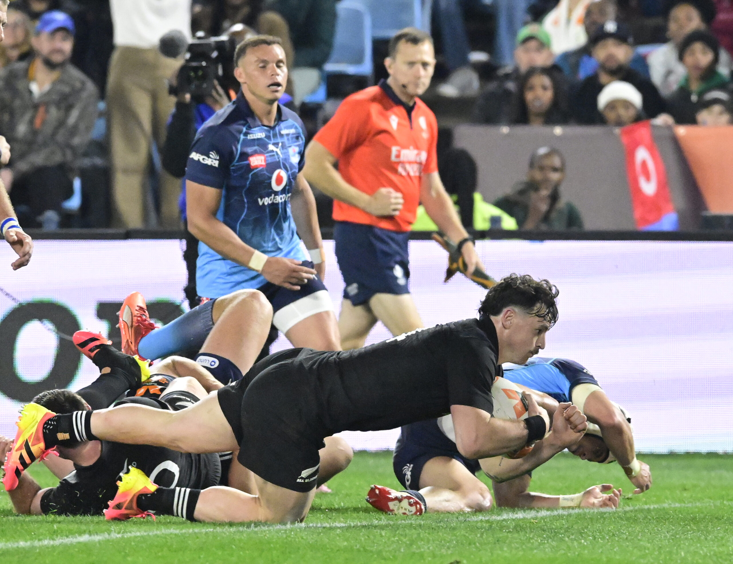 Leroy Carter of New Zealand scores a try during the Castle Double Malt Rugby's Greatest Rivalry match between Vodacom Bulls and New Zealand at Loftus Versfeld on August 15, 2026 in Pretoria, South Africa. (Photo by Sydney Seshibedi/Gallo Images/Getty Images)