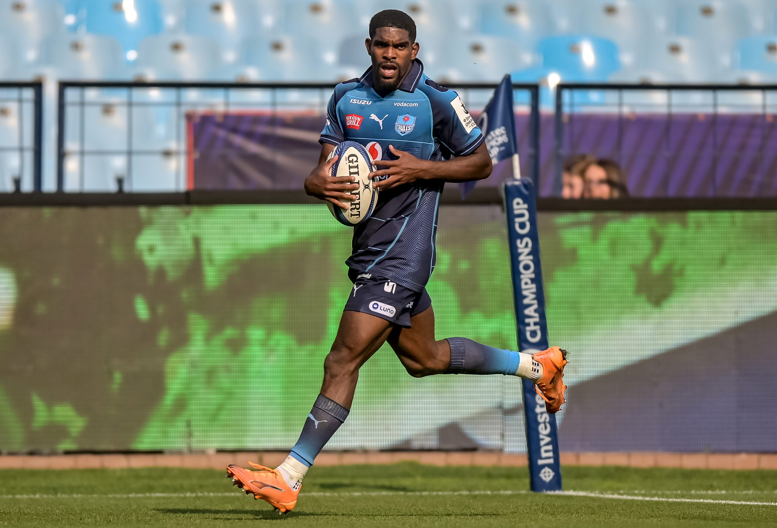 nvestec Champions Cup Round 1, Loftus Versfeld, Pretoria, South Africa 17/10/2026 Vodacom Bulls vs Stade Francais Paris Cheswill Jooste of the Vodacom Bulls scoring his sides 8th try of the match Mandatory Credit ©INPHO/Steve Haag Sports/Christiaan Kotze